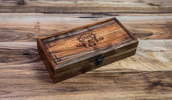 Drvena kutija za satove s gravurom