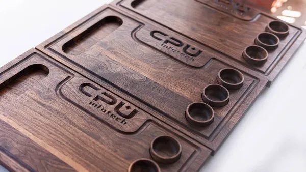 Drveni poslovni poklon s logotipom